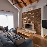 οι νυμφεσ του γαλαξιδιου Vila *