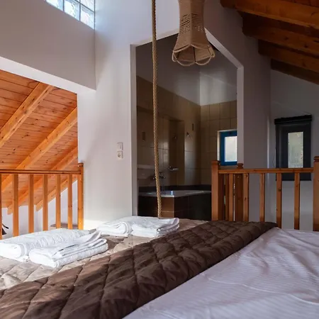 οι νυμφεσ του γαλαξιδιου Villa *